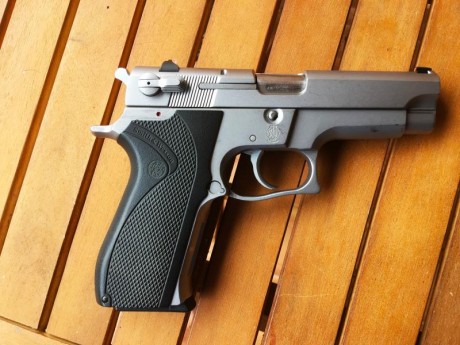 Vendo pistola Smith Wesson del calibre 9 mm
La pistola está guiada en F y está prácticamente nueva..
Se 00