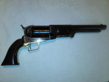 Hola, vendo revolver de 1847 creado por Colt y el capitán de los rangers Walker.
Tiene tambor con seis 01