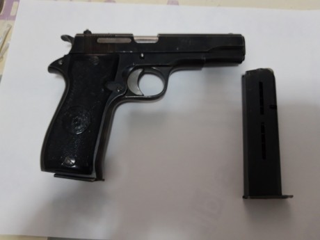 Un amigo vende una Star SS  del calibre 9 corto con el anagrama de la Policía Armada. Esta en libro de 01