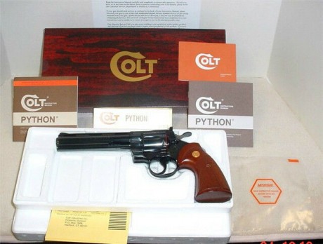Busco la caja de los antiguos Colt Python, que esté mas o menos en buen estado. Colt-Python-6-inch-8-inch-Wood-_57.jpg 01