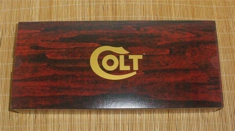 Busco la caja de los antiguos Colt Python, que esté mas o menos en buen estado. Colt-Python-6-inch-8-inch-Wood-_57.jpg 00