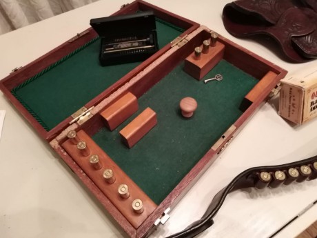 Tambien vendo preciosa canana de piel de silla de montar con 2 cartucheras repujadas, hecha artesanalmente. 02