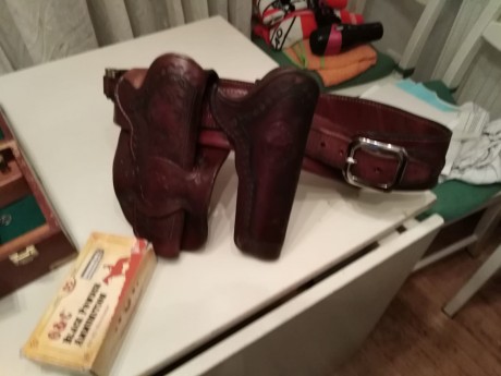 Tambien vendo preciosa canana de piel de silla de montar con 2 cartucheras repujadas, hecha artesanalmente. 01