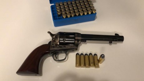 días,

Vendo Uberti Catlemann pavonado en calibre 45 Colt.

Soy el segundo propietario, nunca ha tiro 02