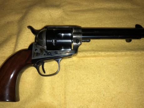 días,

Vendo Uberti Catlemann pavonado en calibre 45 Colt.

Soy el segundo propietario, nunca ha tiro 01