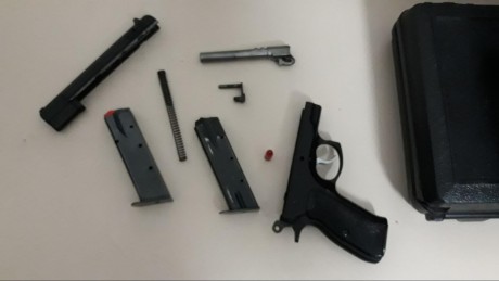 Un compañero y amigo del club vende su CZ 75B con dos cargadores y su maletín.
Está guiada en F.
PRECIO: 40