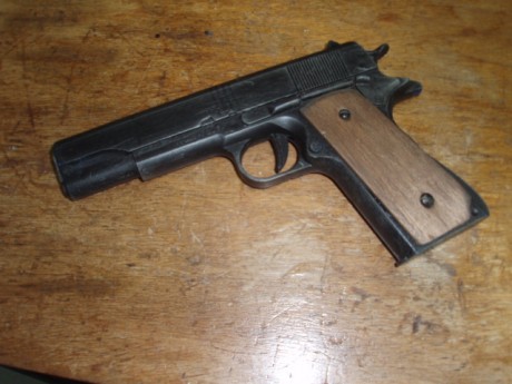 Buenas.
Colt mod. 1911 en plástico y cachas de madera. TOTALMENTE INERTE, ni detona ni airsoft, ni siquiera 00