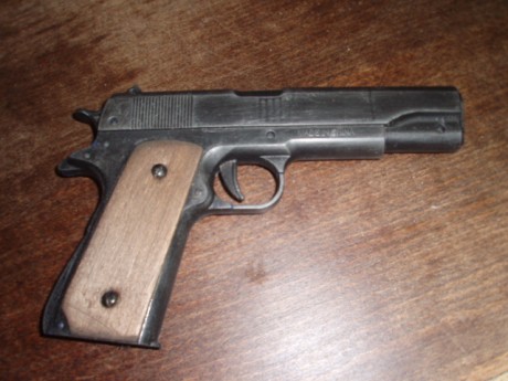Buenas.
Colt mod. 1911 en plástico y cachas de madera. TOTALMENTE INERTE, ni detona ni airsoft, ni siquiera 11