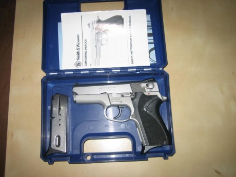 Hola. Vendo esta pistola muy nueva, apenas 100 tiros. dos cargadores de 12 disparos, maletín original.libro 02
