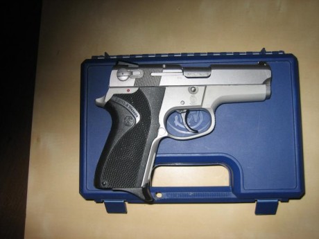 Hola. Vendo esta pistola muy nueva, apenas 100 tiros. dos cargadores de 12 disparos, maletín original.libro 01