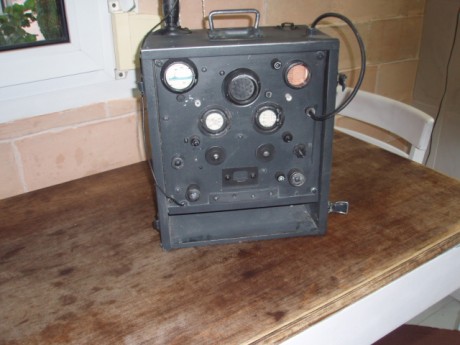 Hola.
Réplica radio alemana segunda guerra mundial para recreación histórica, ambientación o decoración. 01