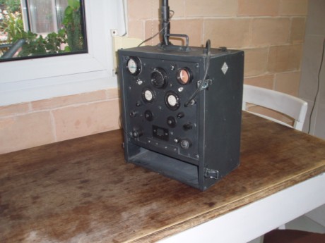 Hola.
Réplica radio alemana segunda guerra mundial para recreación histórica, ambientación o decoración. 00