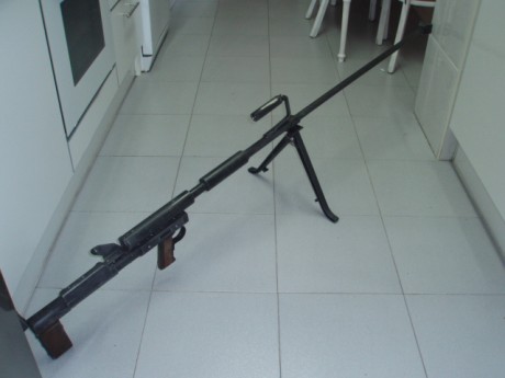 Hola.
Réplica para recreación histórica del fusil anti tanque ruso PTRD 41, en metal, madera y PVC. PIEZA 01