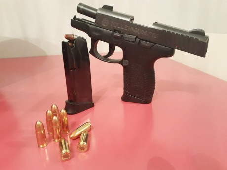 Se vende pistola de la  marca TAURUS modelo Millennium cal. 9 Pb, compacta, guiada en A ,( MMEE) el arma 00