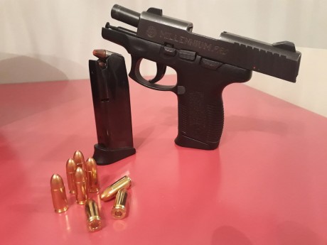 Se vende pistola de la  marca TAURUS modelo Millennium cal. 9 Pb, compacta, guiada en A ,( MMEE) el arma 42