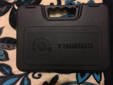 Pistola Taurus modelo PT809E calibre 9mm 
Dos cargadores, linterna táctica 
Precio $470000
Conberzable
Número 02