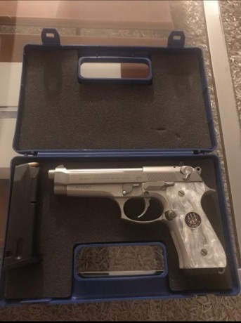 Vendo Beretta 92fs inox muy nueva apenas usada tiene las cachas originales y otras nácar de Beretta muy 00