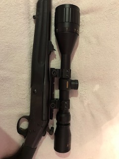 Rifle Harrigton&Richardson del calibre 243. Lleva montado un visor KonusPro 3x12x50. Ideal para el 02