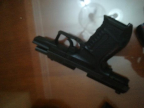 Vendo Walther p99 buen estado guiada en f.. Tiene dos cargadores. cachas de recambio.. Y puntero en alturas.. 01
