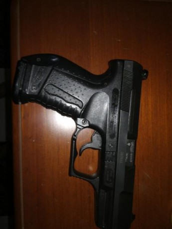 Pistola en muy buen estado. Guiada en f. Con dos cargadores y dos cachas de recambio. Precio 220 euros 01