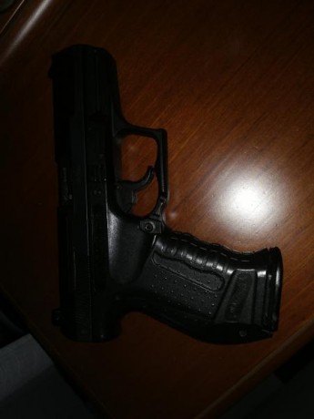 Pistola en muy buen estado. Guiada en f. Con dos cargadores y dos cachas de recambio. Precio 220 euros 00