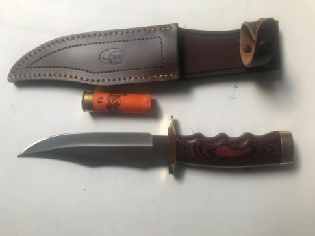 Vendo este preciosos cuchillo MUELA BUFALO, sin uso. perfecto, con su funda. 50 EUROS, no negociables 00