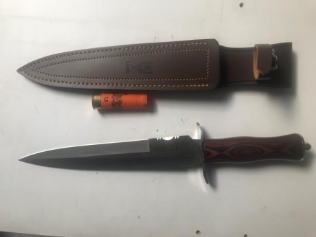 Vendo este magninifico cuchillo muela bear, sin uso, con su funda, perfecto. 75 EUROS. 01