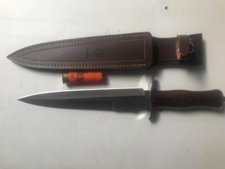 Vendo este magninifico cuchillo muela bear, sin uso, con su funda, perfecto. 75 EUROS. 00