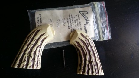 Se venden estas cachas para el revolver Remington 1875. Son de plastico en imitacion a hueso. Las compré 02