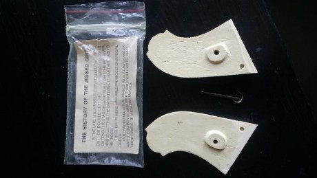 Se venden estas cachas para el revolver Remington 1875. Son de plastico en imitacion a hueso. Las compré 01