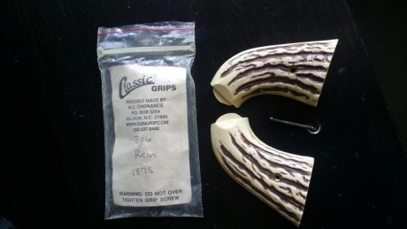 Se venden estas cachas para el revolver Remington 1875. Son de plastico en imitacion a hueso. Las compré 00
