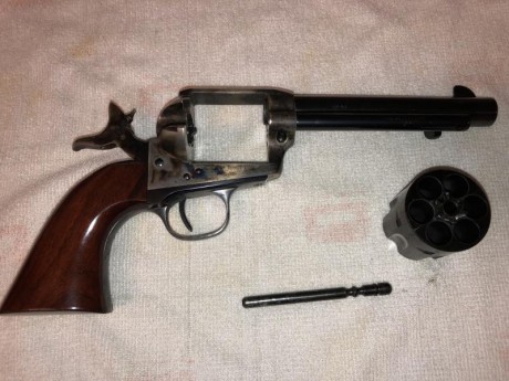 días,

Vendo Uberti Catlemann pavonado en calibre 45 Colt.

Soy el segundo propietario, nunca ha tiro 112