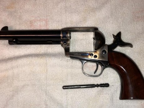 días,

Vendo Uberti Catlemann pavonado en calibre 45 Colt.

Soy el segundo propietario, nunca ha tiro 111