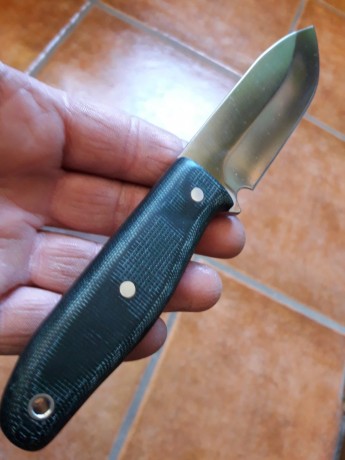 Cuchillo MT bushcraft en acero Bohler N690Co, cachas de micarta verde y funda de cuero marrón. Hoja de 02