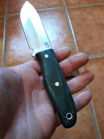Cuchillo MT bushcraft en acero Bohler N690Co, cachas de micarta verde y funda de cuero marrón. Hoja de 00