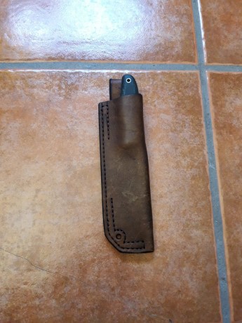 Cuchillo MT bushcraft en acero Bohler N690Co, cachas de micarta verde y funda de cuero marrón. Hoja de 10