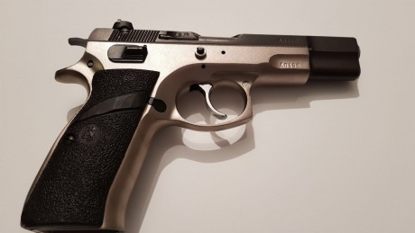 Pongo a la venta mí CZ85  prácticamente no la utilizo.
Esta muy cuidada como se puede comprobar y su precio 00