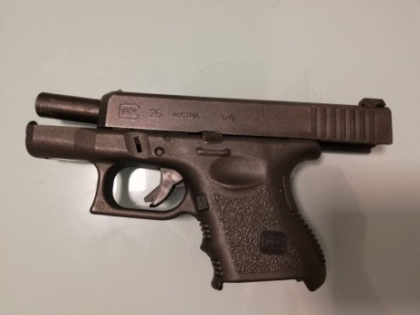 Pistola compacta 9 mm parabellum. Se han efectuado 50 disparos como mucho.
Con funda interior y cargador 02