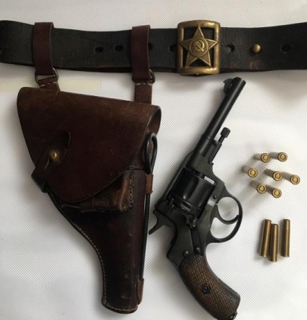 Hola compañeros. Pongo a la venta el Revolver Nagant. 
 Con cinturón , con su funda original.  Regalo 01