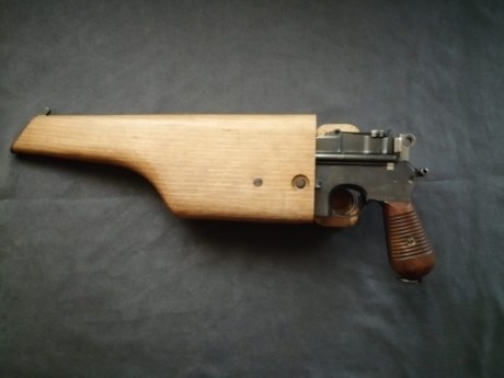 Se vende Pistola Astra 900, con su funda de madera. Se encuentra en perfecto estado de conservación y 02