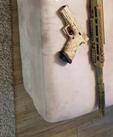Tan solo tiene 2 partidas, tengo funda, pernera, modelo de pistola real. La pistola tiene carcasa real.
Su 02