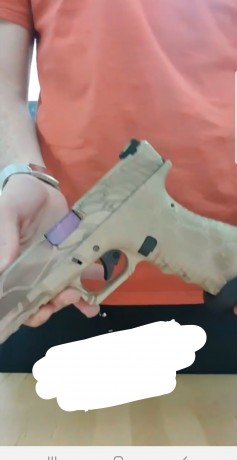 Tan solo tiene 2 partidas, tengo funda, pernera, modelo de pistola real. La pistola tiene carcasa real.
Su 01
