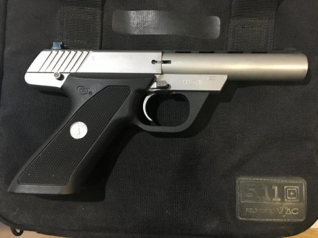 Vendo pistola Colt del calibre 22lr guiada con licencia F, usada pero en muy buen estado, regalo 3 cargadores, 00