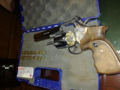 Pulido a mano  con poco poquisimo uso  unos 200 disparos cal 357 Magnun con empuñadura original. Con un 02