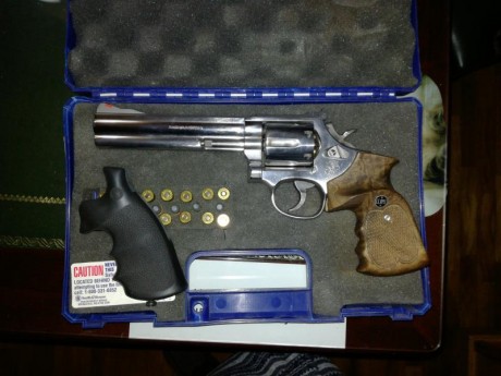 Pulido a mano  con poco poquisimo uso  unos 200 disparos cal 357 Magnun con empuñadura original. Con un 00