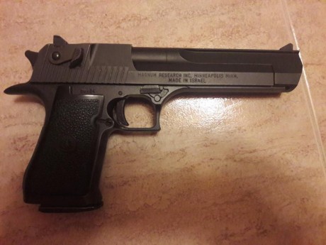 Se vende pistola Desert Eagle 3 cargadores funda sobaquera.calibre 357 magnum.El arma está en muy buen 00