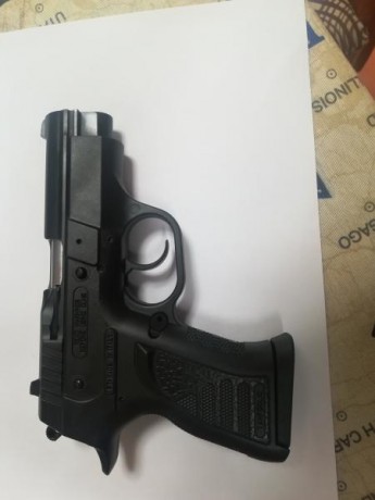 Pistola compacta extrenada solamente, guiada en F del calibre 32ACP( 7,65 ).
SU estado es Nueva completamente,

La 01