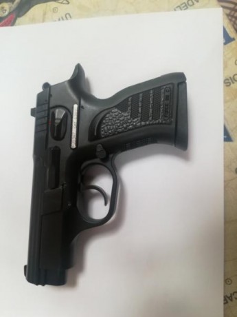 Pistola compacta extrenada solamente, guiada en F del calibre 32ACP( 7,65 ).
SU estado es Nueva completamente,

La 00