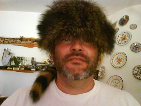 Una boina militar negra y un sombrero de policìa montada del Canadà. La poli tambien me gusta... 8) què 110
