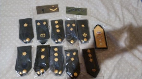 Buenas compañeros, vendo un lote de hombreras militares, en su plástico aún, 30 euros todas y de regalo 00